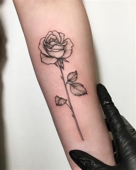 rose tatuaggio braccio|Tattoo di rose sul braccio: Il simbolismo e la bellezza。